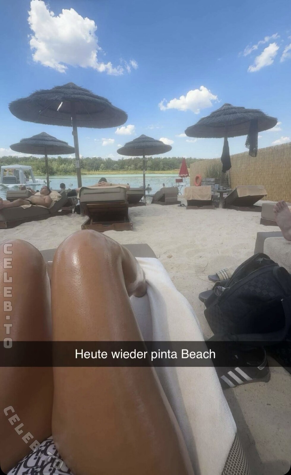 Almahalt nude photo 1