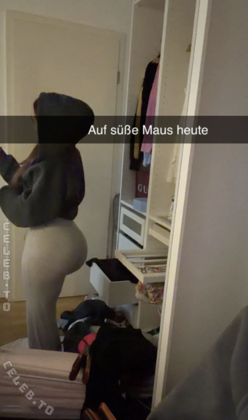 Almahalt nude photo 1