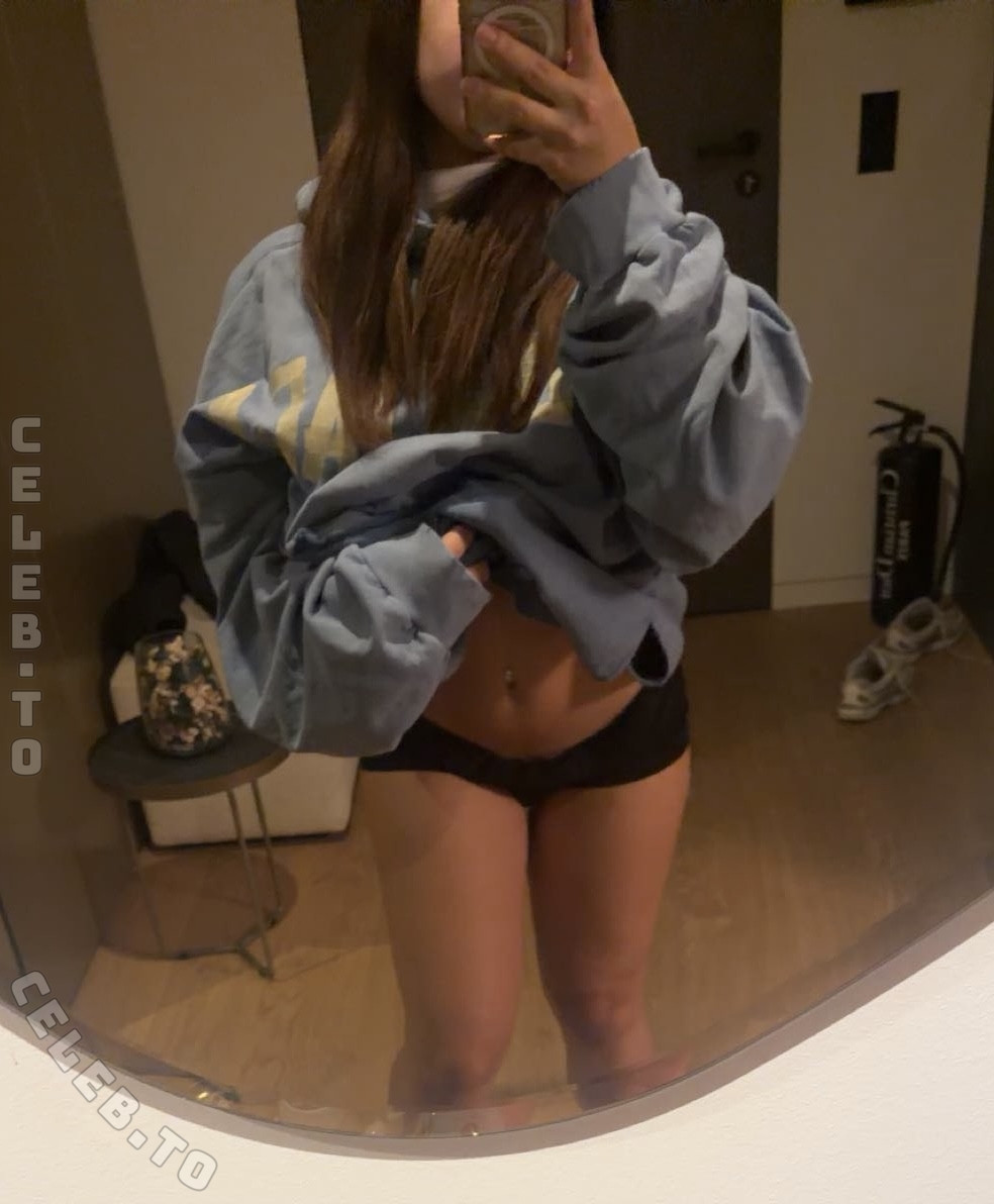 Almahalt nude photo 4