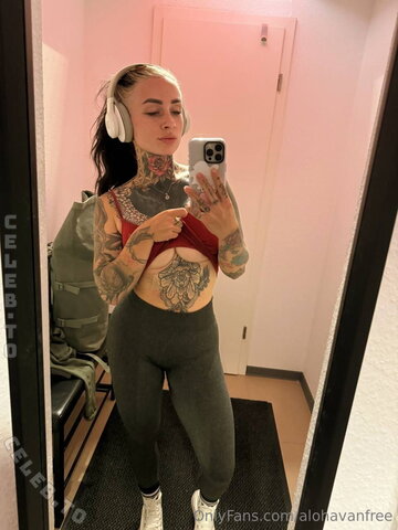 Alohavan nude photo 7