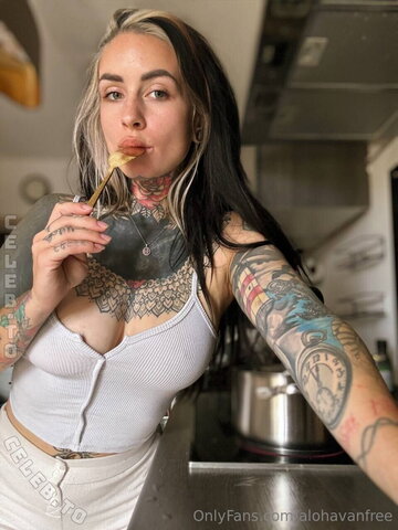 Alohavan nude photo 8