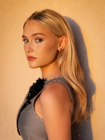 Alyvia Alyn Lind nude photo 5