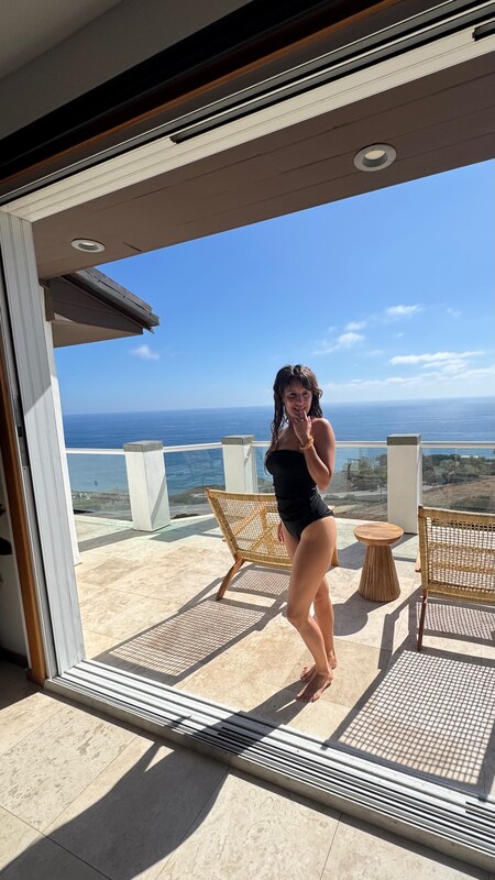 Amanda De Godoi nude photo 9