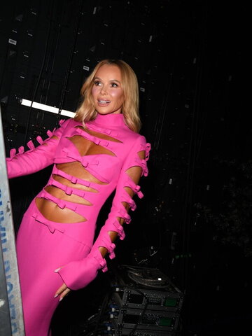 Amanda Holden Hot (4 photos)