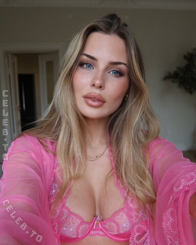 Amanda Strand nude photo 46