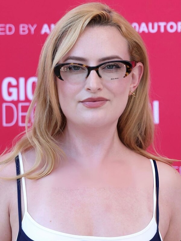 Amelia Dimoldenberg nude photo 4