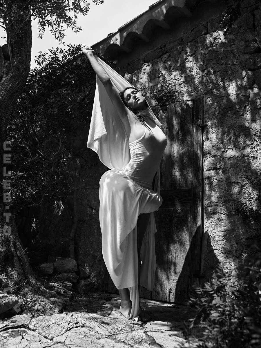 Amelia Gray Hamlin nude photo 17