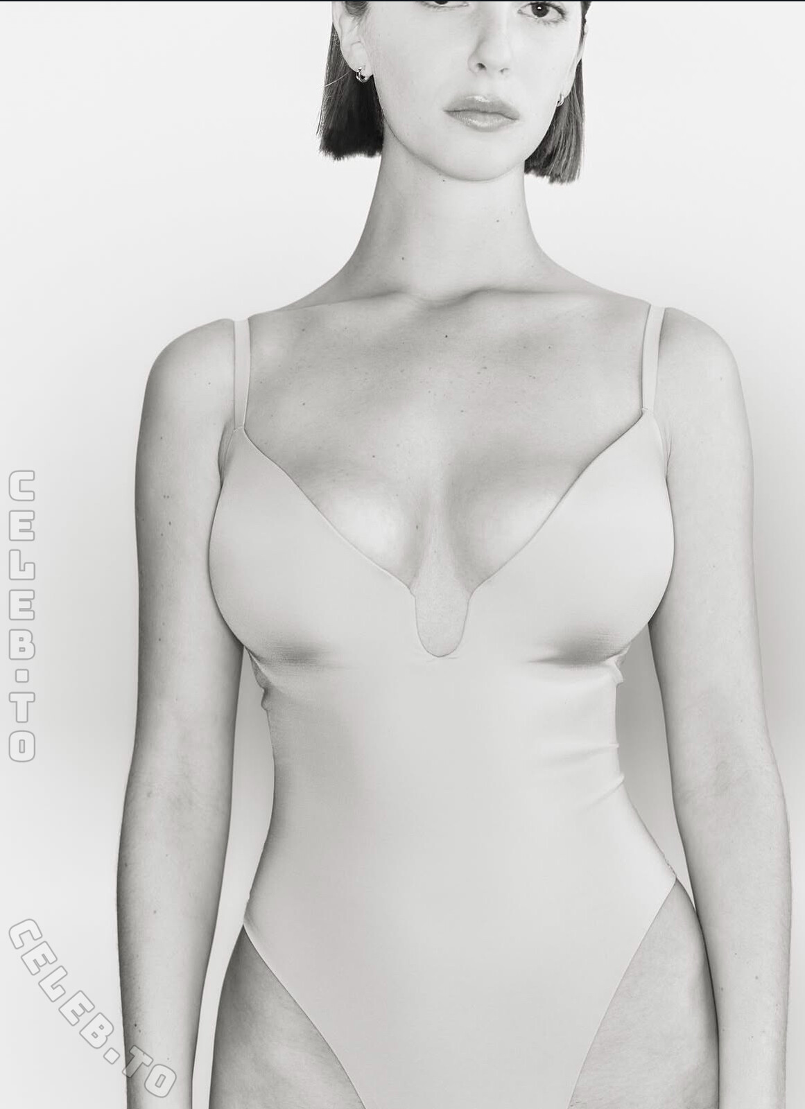 Amelie Manzoli nude photo 3
