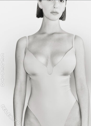 Amelie Manzoli nude photo 2