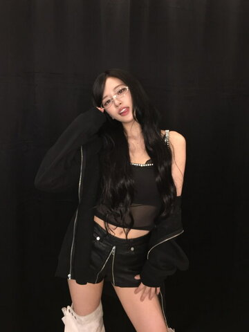 An Yujin nude photo 17