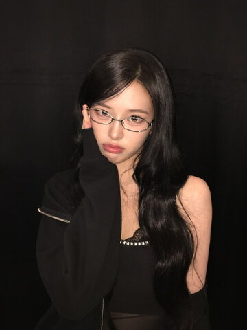 An Yujin nude photo 15