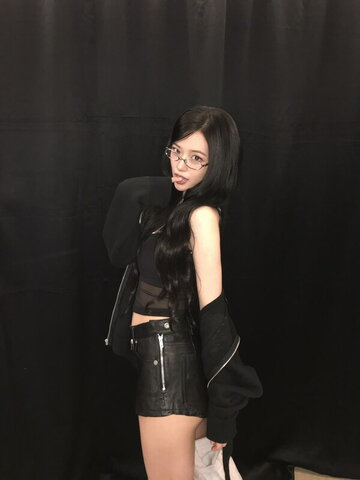 An Yujin nude photo 14