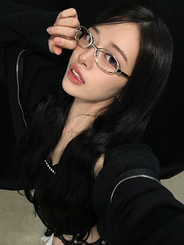 An Yujin nude photo 12