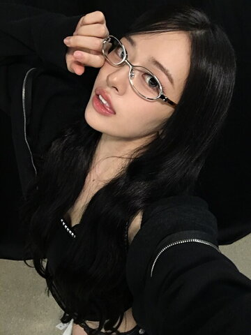 An Yujin nude photo 11