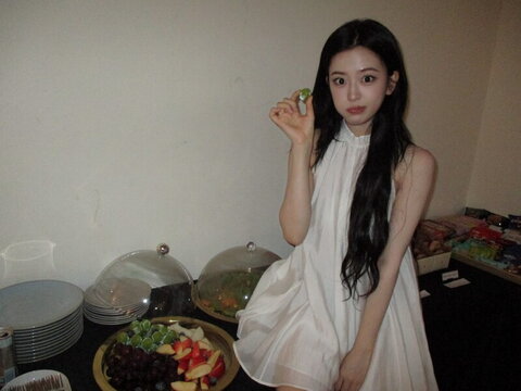 An Yujin nude photo 6