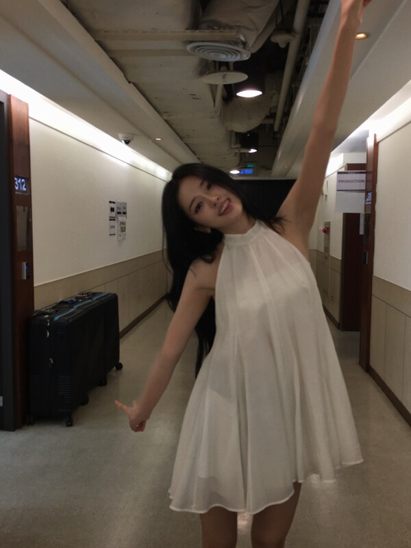 An Yujin nude photo 6