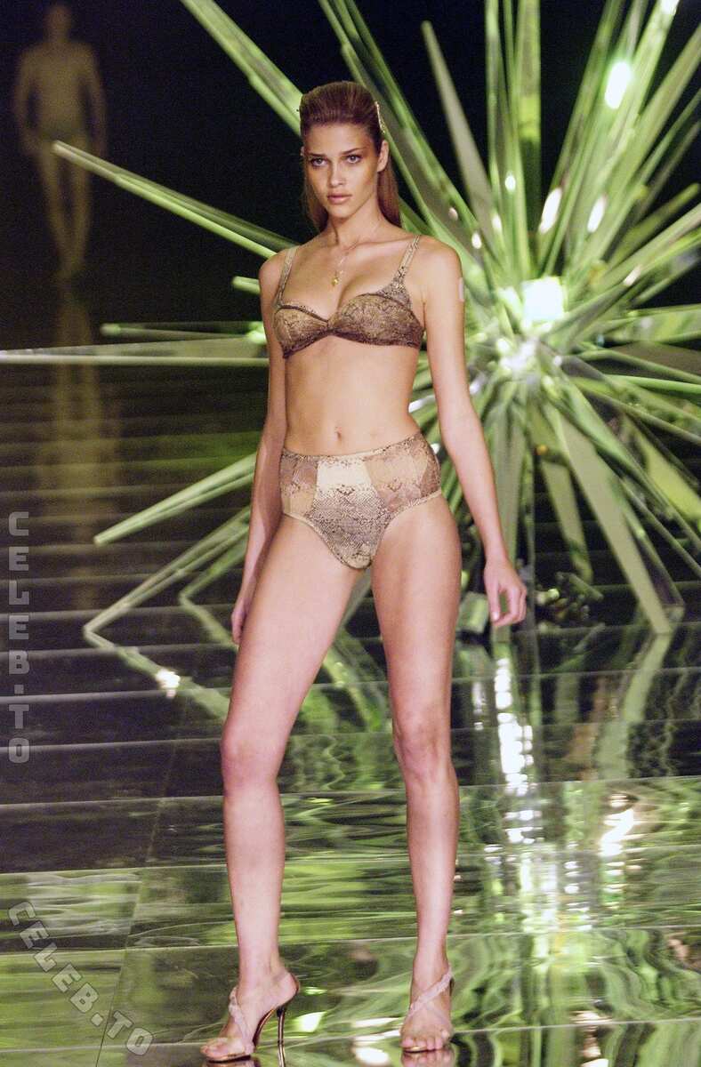 Ana Beatriz Barros nude photo 6