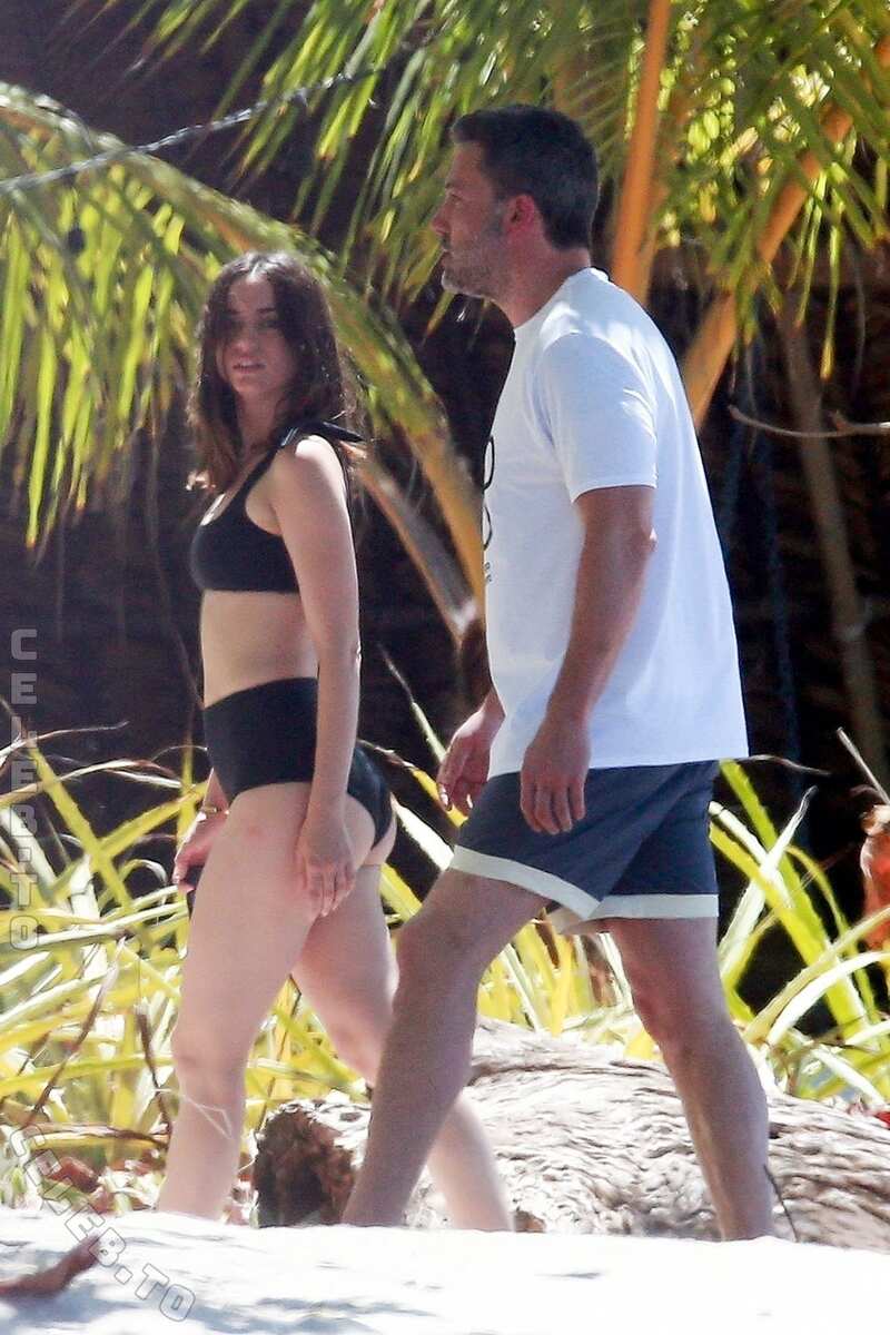Ana De Armas nude photo 1