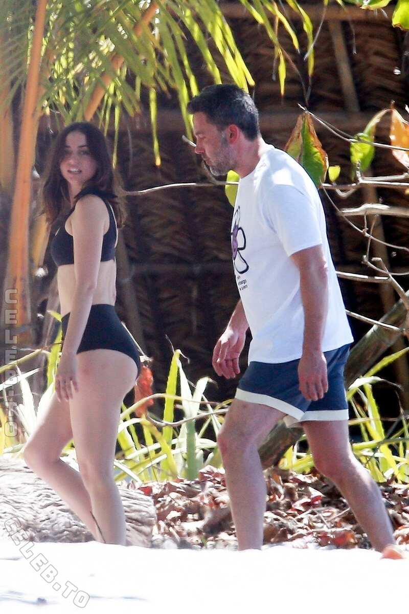 Ana De Armas nude photo 3