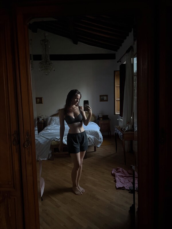 Andrea Delogu nude photo 9