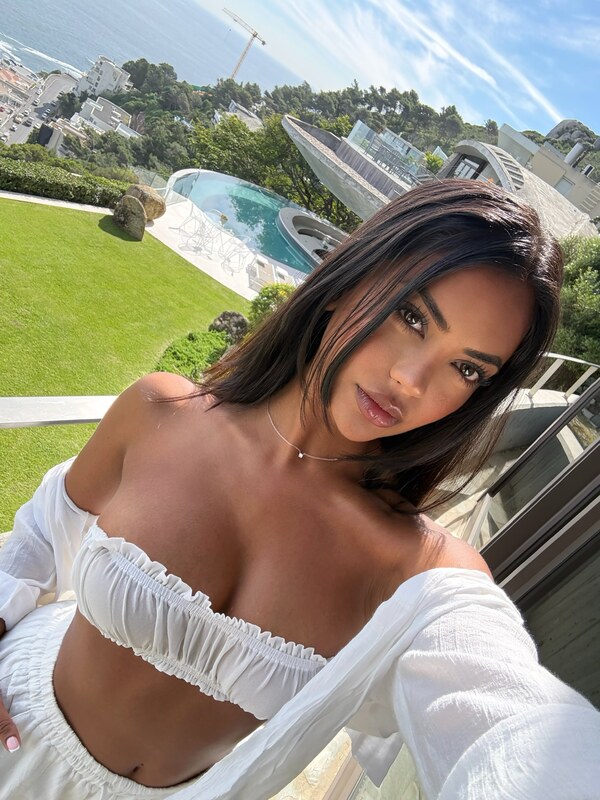 Aneeqa Farid nude photo 3