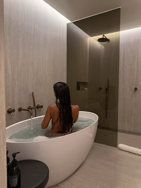 Aneeqa Farid nude photo 7