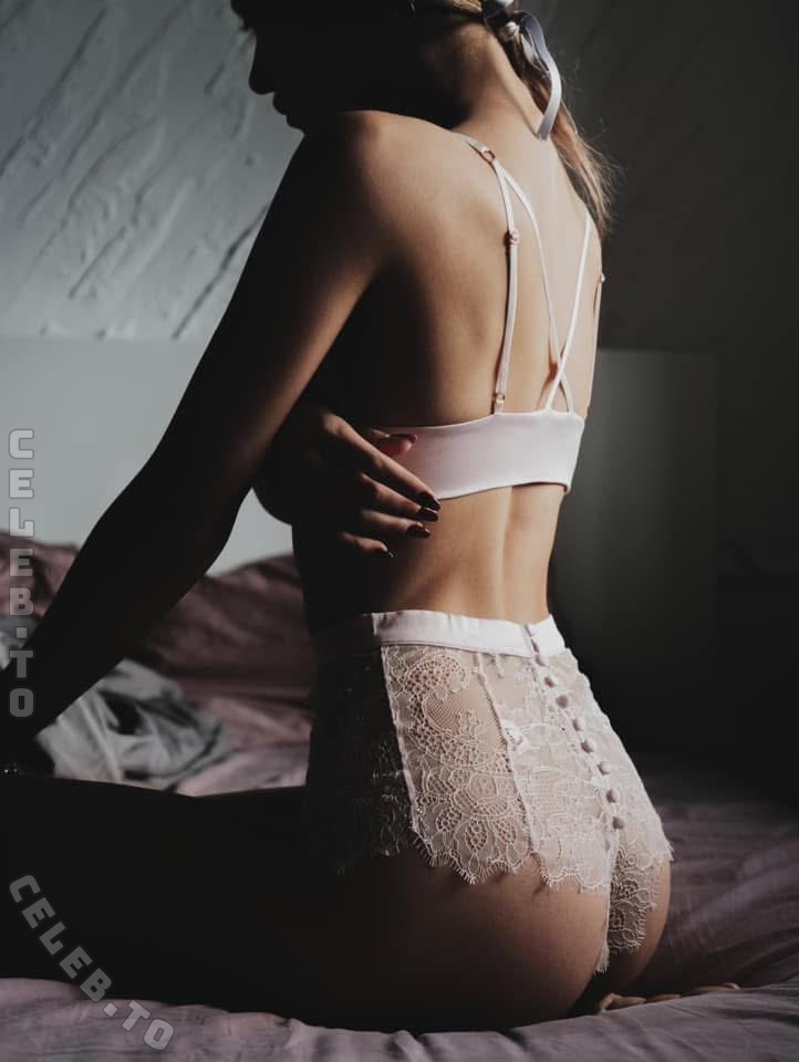 Angela Nikolau nude photo 2