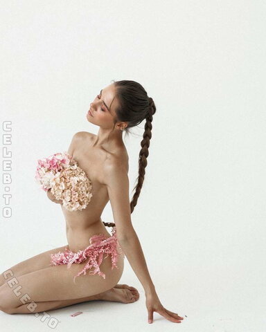 Angela Nikolau nude photo 9