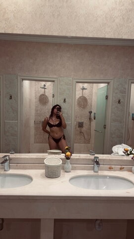 Angelatravelart nude photo 11