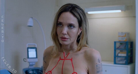 Angelina Jolie photo 4