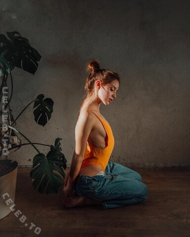 Angelina Romashka nude photo 8