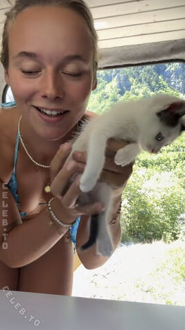 Angelinajoleen_ – Albania cat 🍒 fall out