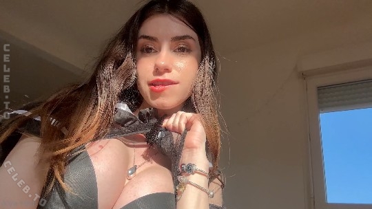 angelqu33n nude photo 2