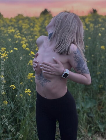 Angelxxx nude photo 9