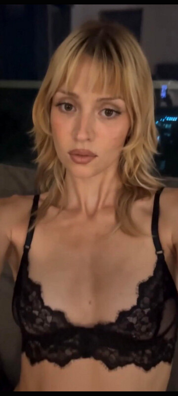 Angèle Van Laeken nude photo 2