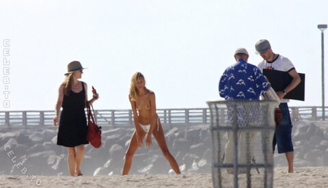 Anja Rubik nude photo 5