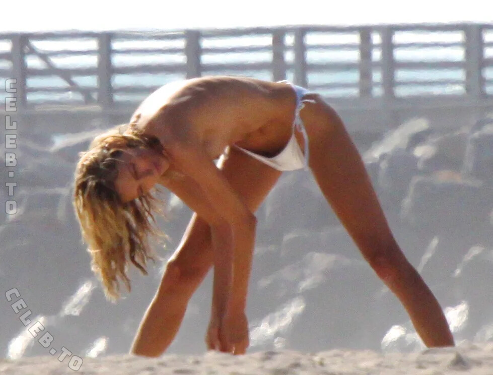 Anja Rubik nude photo 6