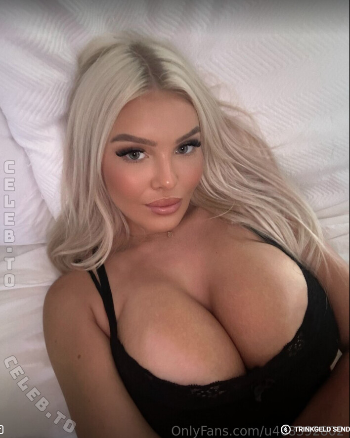 Anna Huntt nude photo 5
