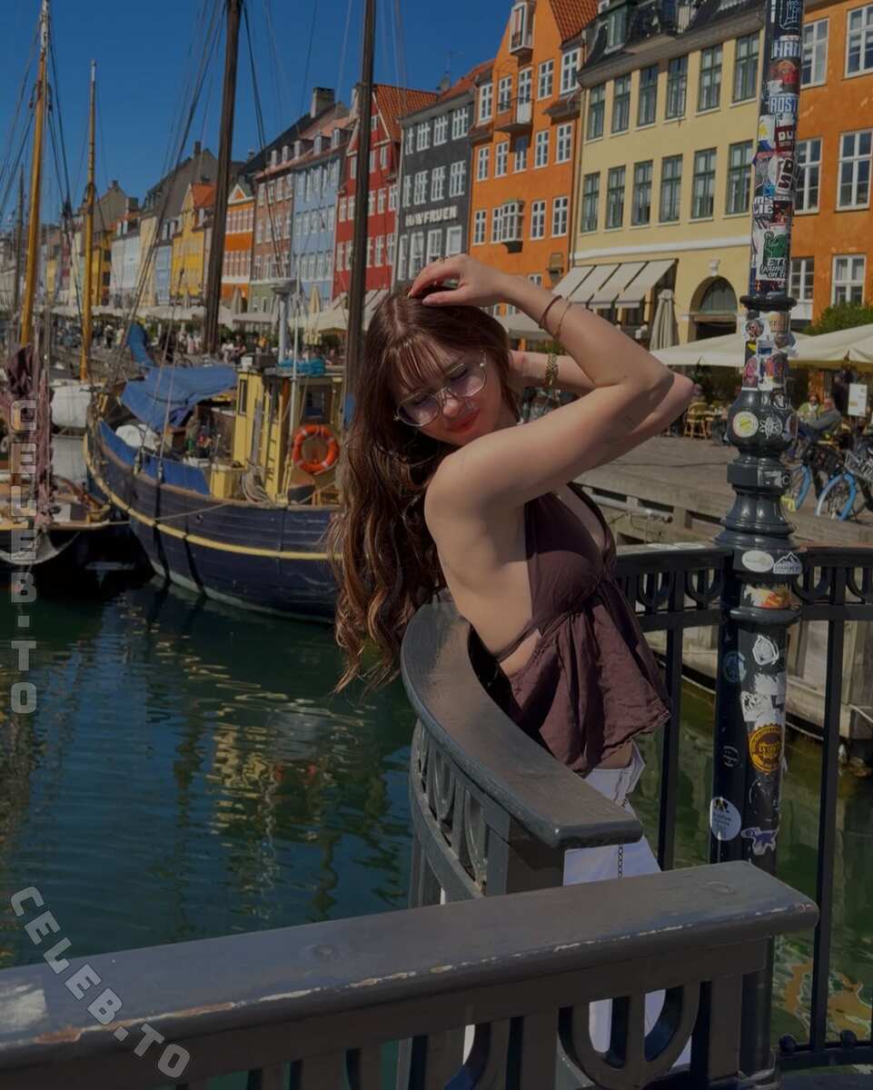 Anna Kauer nude photo 9