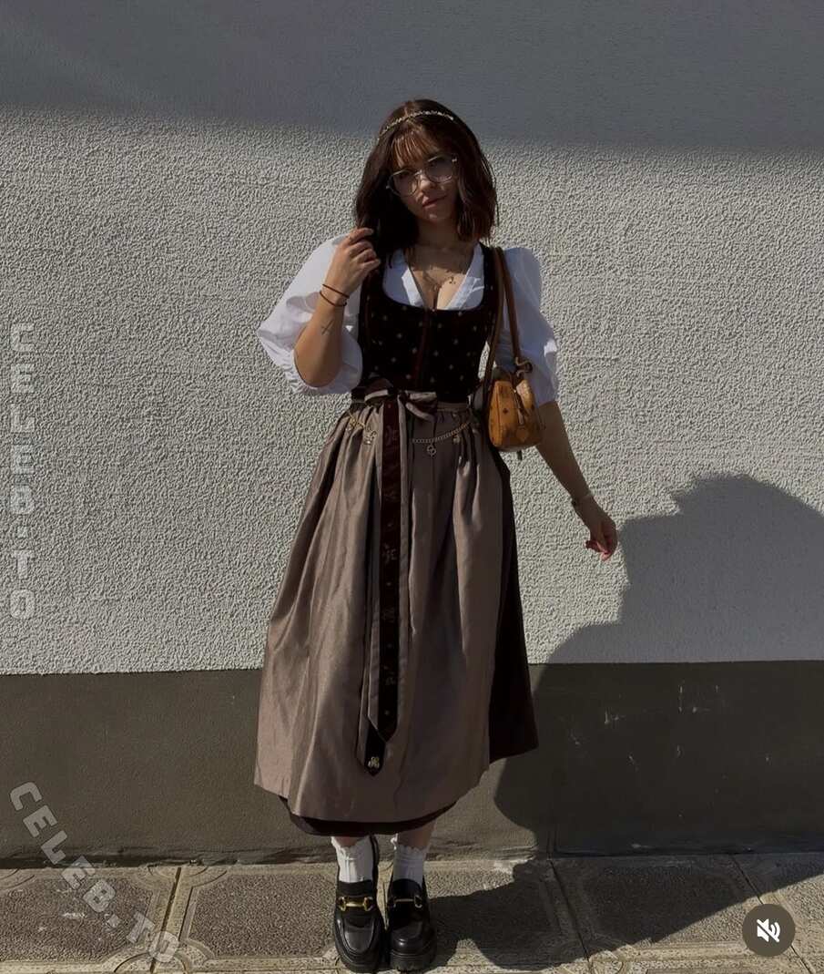 Anna Kauer nude photo 12