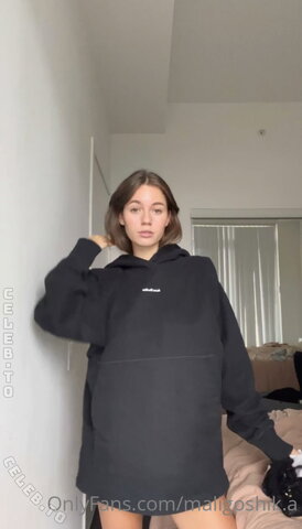 Anna Maligoshika – Sexy lingerie try-on