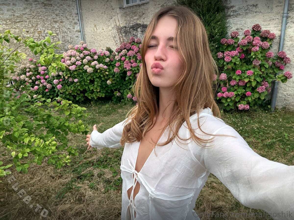 Anna Maligoshika nude photo 10