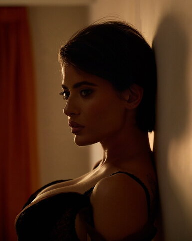 Anna Pittureri nude photo 3