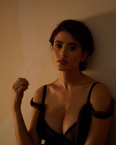 Anna Pittureri nude photo 1