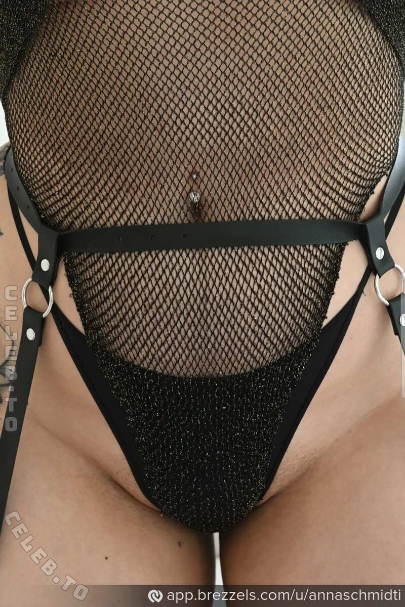 Anna Schmidt nude photo 2
