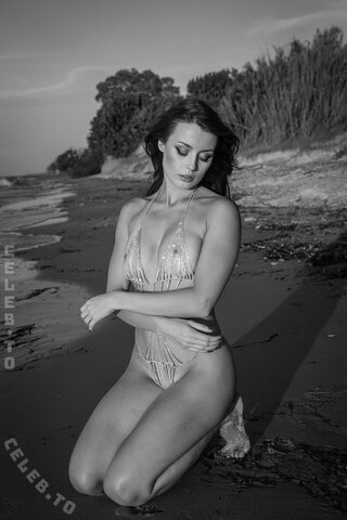 Anna Zapala nude photo 15