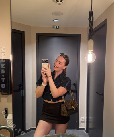 anna.deckers nude photo 8