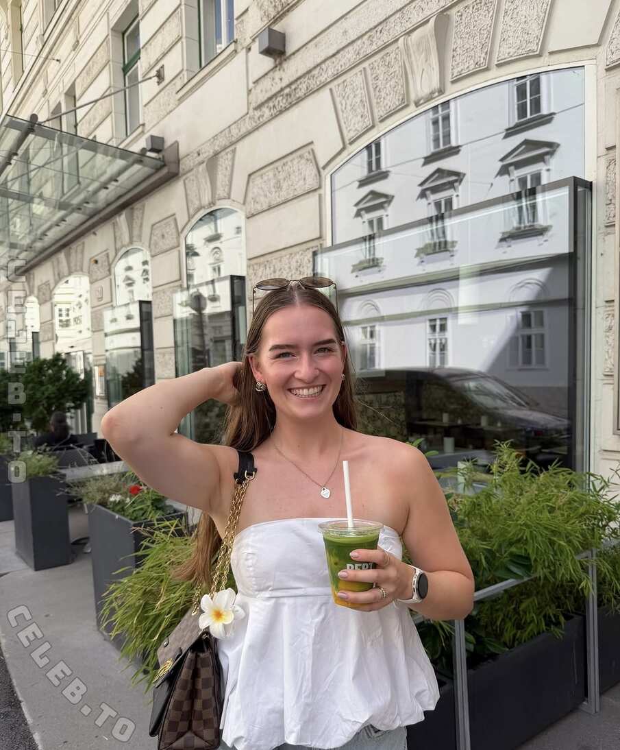 anna.deckers nude photo 4