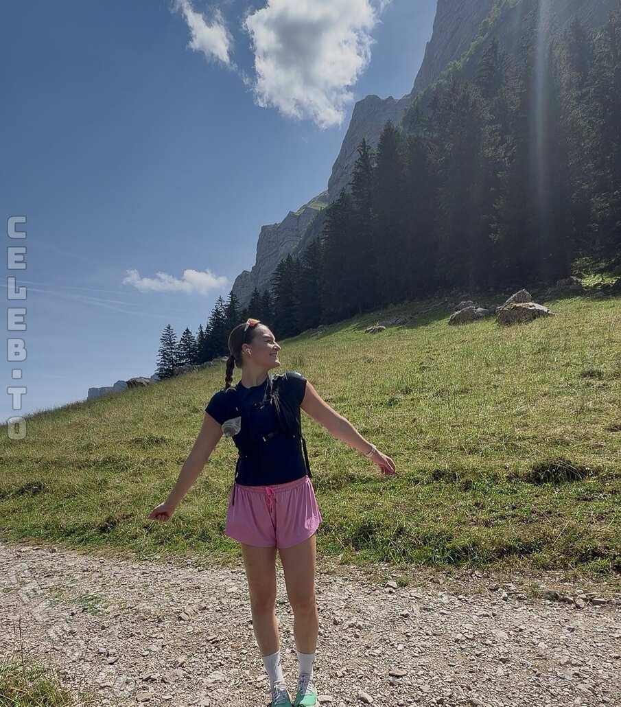 anna.deckers nude photo 5