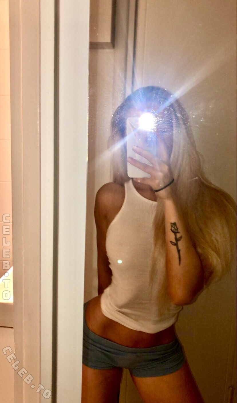 annagretaaaa nude photo 10